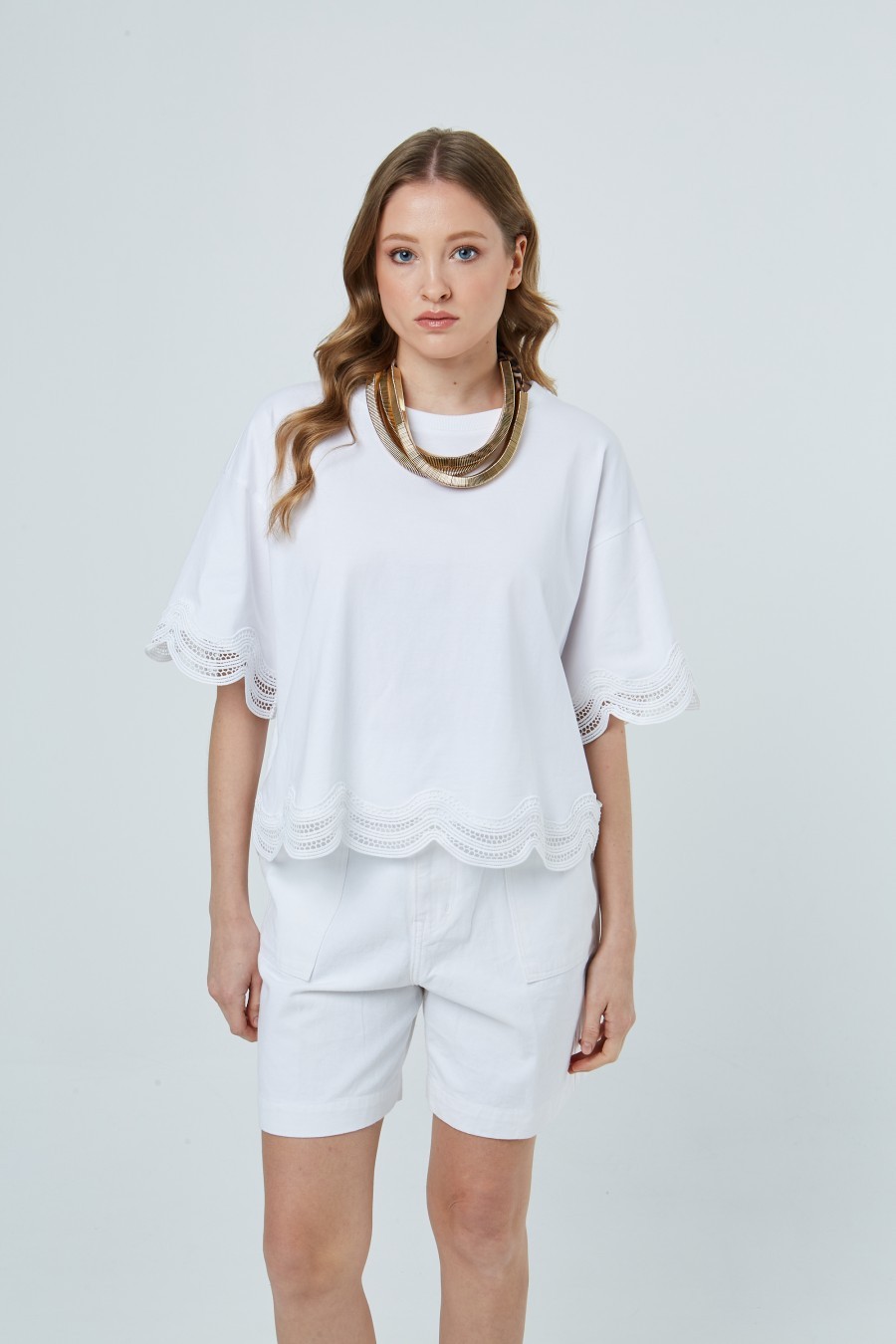 t-shirt με τρέσες στα μανίκια