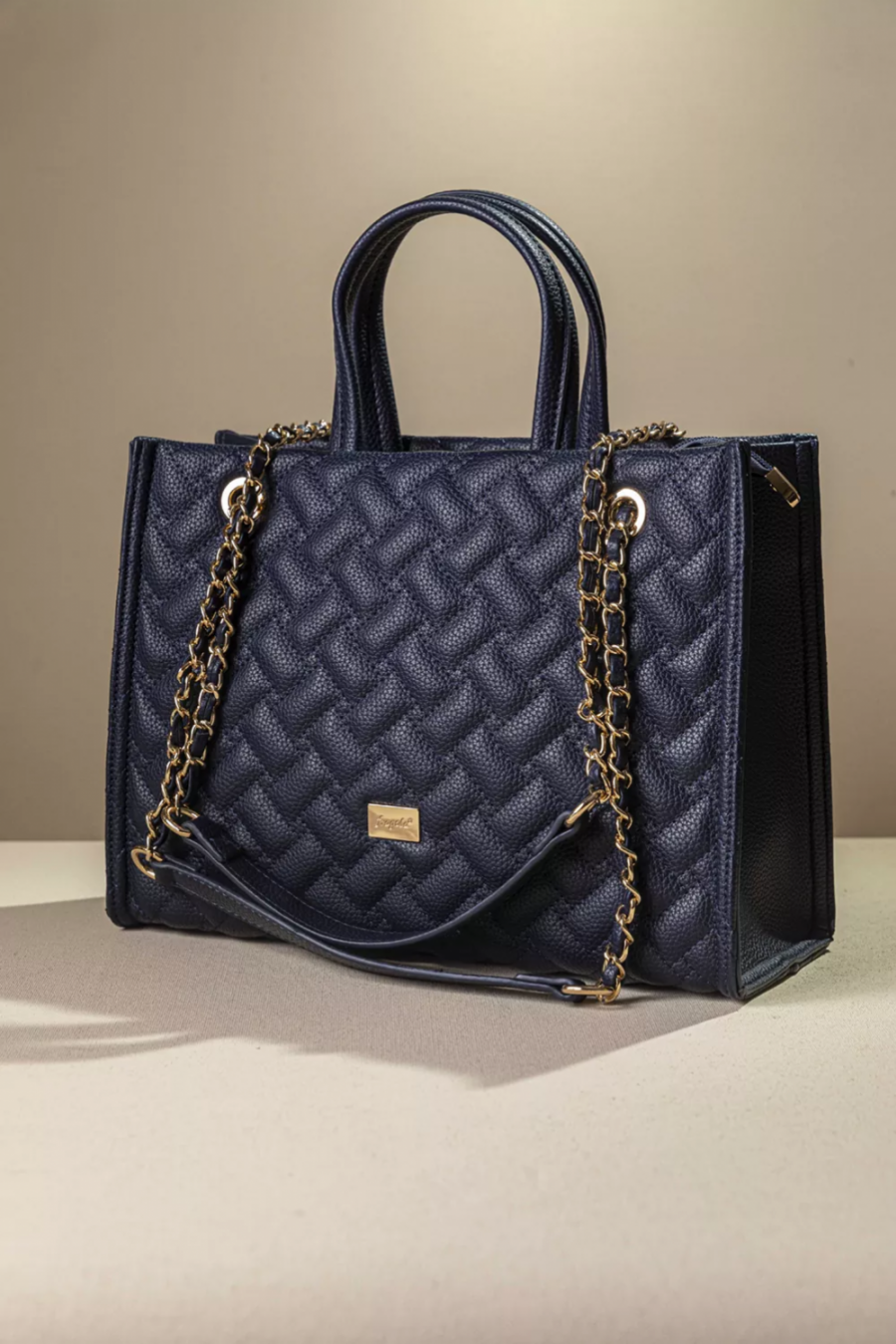 τσάντα καπιτονέ με χρυσή αλυσίδα