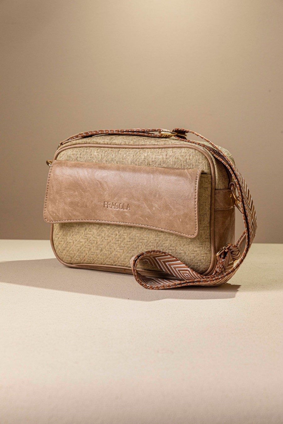 τσαντα χιαστί με μπροστινή θήκη με καπάκι